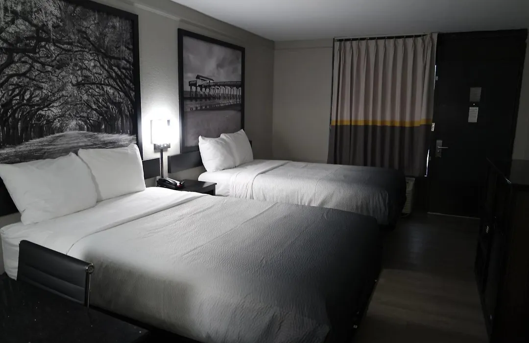 Super 8 By Wyndham Savannah-1